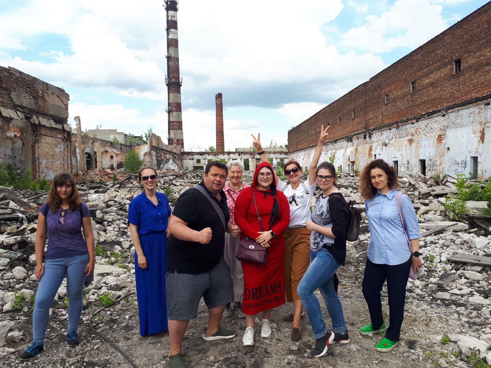 Девятнадцатого февраля очередное здание Владимирского тракторного завода подверглось сносу. Местные паблики оперативно растиражировали видео с места событий во «ВКонтакте»: под звон стекла экскаваторный ковш безжалостно рушит стену из красного кирпича… Осталось ли что-нибудь интересное на облюбованной сталкерами территории? Постараемся найти ответы.