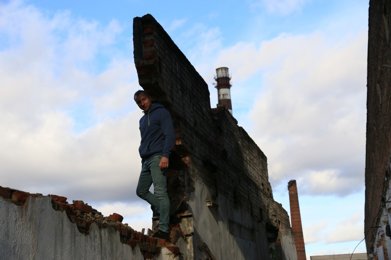 Девятнадцатого февраля очередное здание Владимирского тракторного завода подверглось сносу. Местные паблики оперативно растиражировали видео с места событий во «ВКонтакте»: под звон стекла экскаваторный ковш безжалостно рушит стену из красного кирпича… Осталось ли что-нибудь интересное на облюбованной сталкерами территории? Постараемся найти ответы.