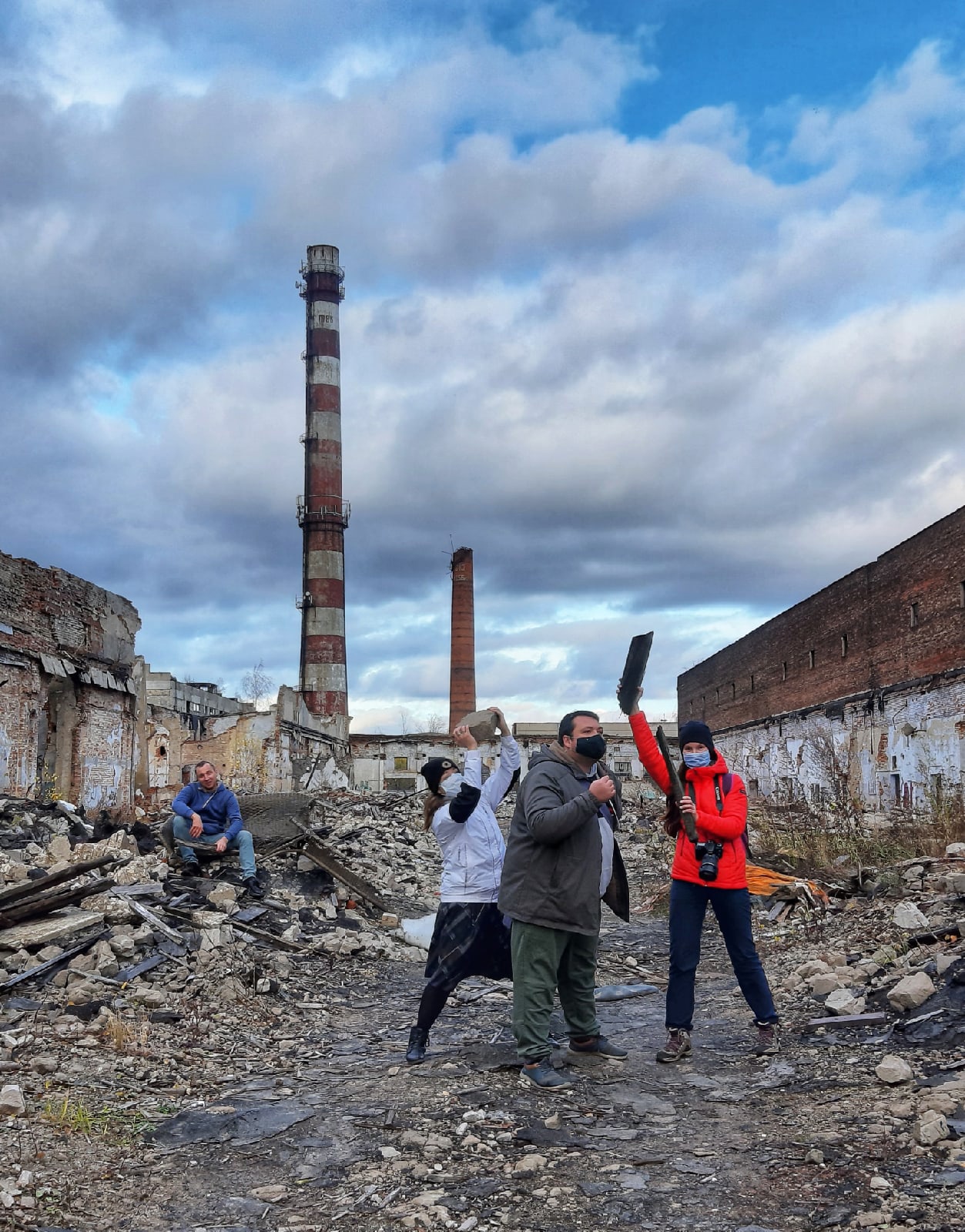 Девятнадцатого февраля очередное здание Владимирского тракторного завода подверглось сносу. Местные паблики оперативно растиражировали видео с места событий во «ВКонтакте»: под звон стекла экскаваторный ковш безжалостно рушит стену из красного кирпича… Осталось ли что-нибудь интересное на облюбованной сталкерами территории? Постараемся найти ответы.