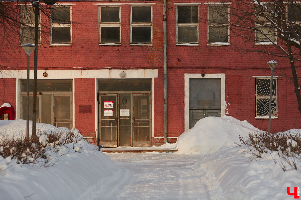 Девятнадцатого февраля очередное здание Владимирского тракторного завода подверглось сносу. Местные паблики оперативно растиражировали видео с места событий во «ВКонтакте»: под звон стекла экскаваторный ковш безжалостно рушит стену из красного кирпича… Осталось ли что-нибудь интересное на облюбованной сталкерами территории? Постараемся найти ответы.
