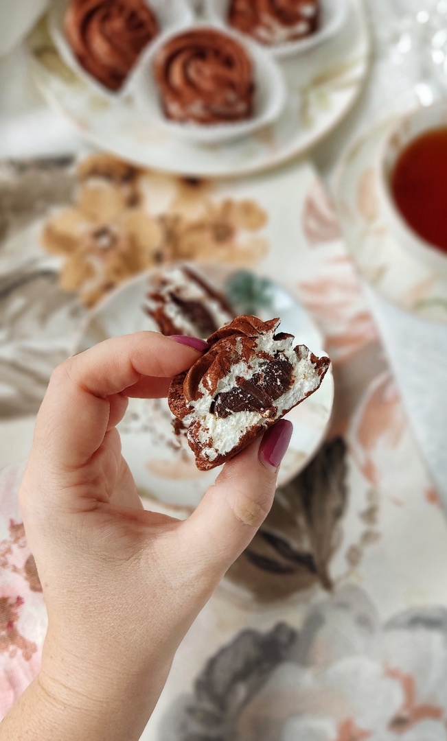 Женщины любят ушами, но путь к сердцу лежит через желудок не только у мужчин. Оружие похлеще комплимента — коробочка с легким, вкусным и красивым десертом. Например, в виде цветка. Кондитер из Владимира Ольга Красоткина как раз создает настоящие зефирные шедевры, способные покорить любого сластену и ценителя прекрасного.