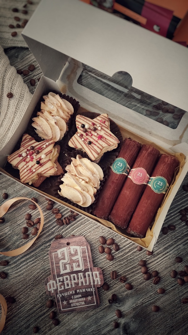 Женщины любят ушами, но путь к сердцу лежит через желудок не только у мужчин. Оружие похлеще комплимента — коробочка с легким, вкусным и красивым десертом. Например, в виде цветка. Кондитер из Владимира Ольга Красоткина как раз создает настоящие зефирные шедевры, способные покорить любого сластену и ценителя прекрасного.