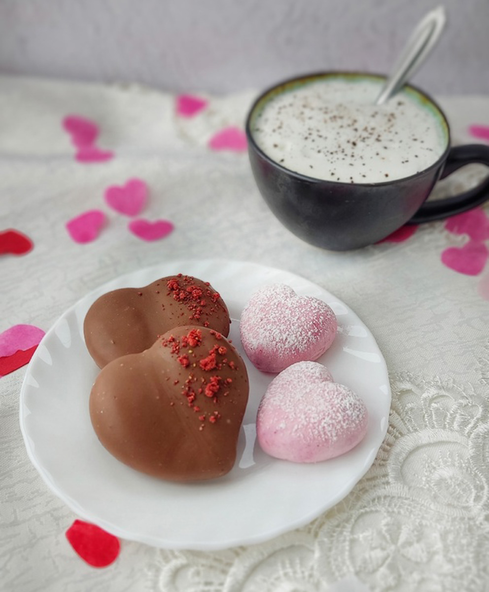 Женщины любят ушами, но путь к сердцу лежит через желудок не только у мужчин. Оружие похлеще комплимента — коробочка с легким, вкусным и красивым десертом. Например, в виде цветка. Кондитер из Владимира Ольга Красоткина как раз создает настоящие зефирные шедевры, способные покорить любого сластену и ценителя прекрасного.