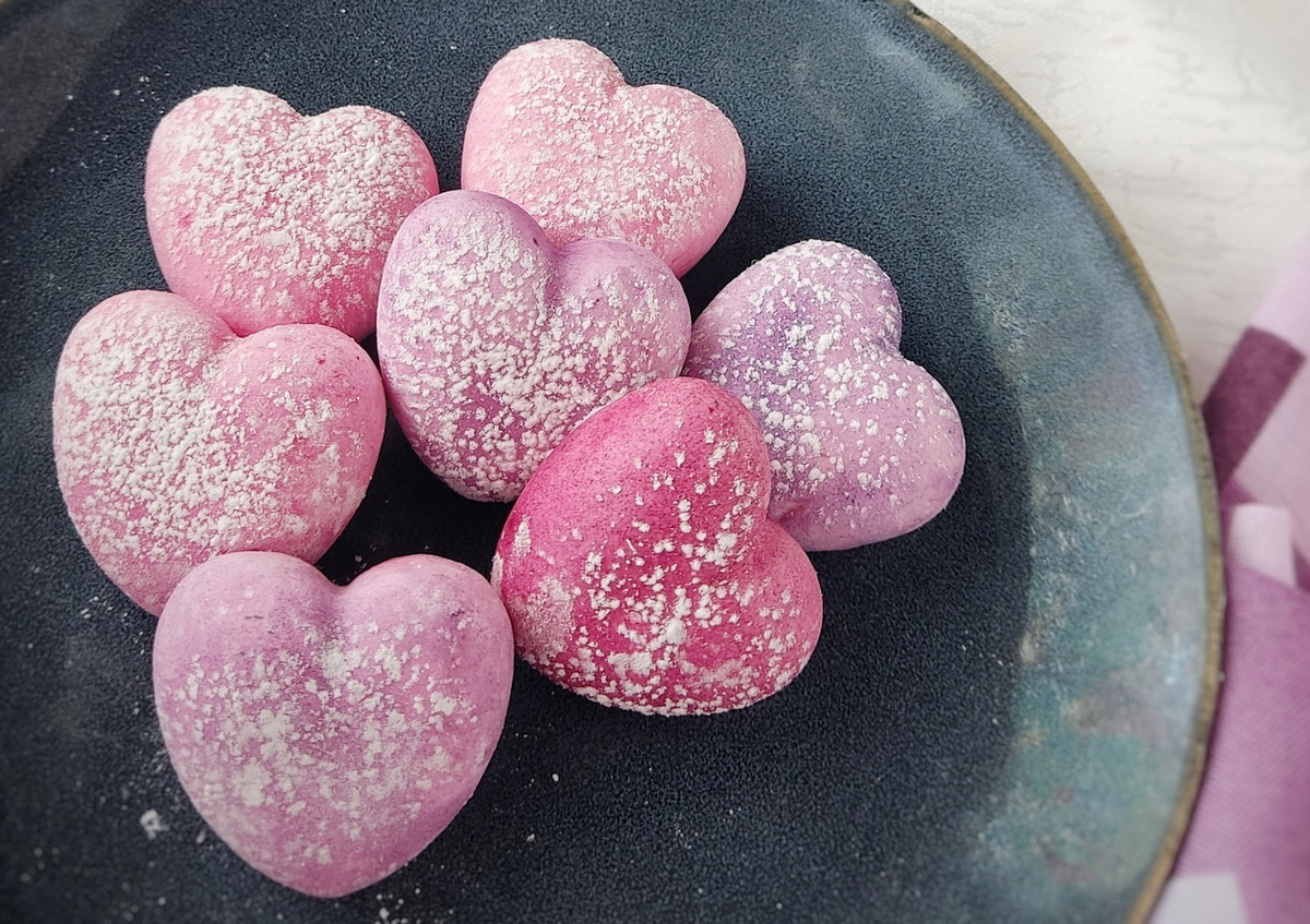 Женщины любят ушами, но путь к сердцу лежит через желудок не только у мужчин. Оружие похлеще комплимента — коробочка с легким, вкусным и красивым десертом. Например, в виде цветка. Кондитер из Владимира Ольга Красоткина как раз создает настоящие зефирные шедевры, способные покорить любого сластену и ценителя прекрасного.