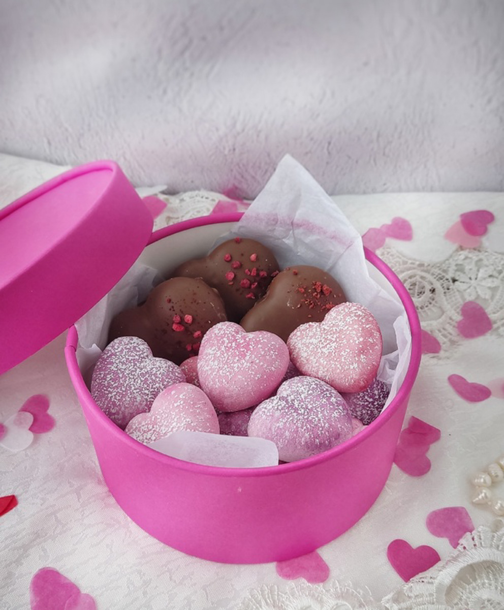 Женщины любят ушами, но путь к сердцу лежит через желудок не только у мужчин. Оружие похлеще комплимента — коробочка с легким, вкусным и красивым десертом. Например, в виде цветка. Кондитер из Владимира Ольга Красоткина как раз создает настоящие зефирные шедевры, способные покорить любого сластену и ценителя прекрасного.