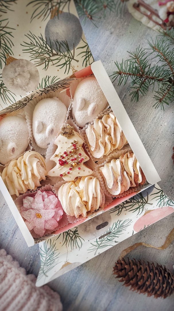 Женщины любят ушами, но путь к сердцу лежит через желудок не только у мужчин. Оружие похлеще комплимента — коробочка с легким, вкусным и красивым десертом. Например, в виде цветка. Кондитер из Владимира Ольга Красоткина как раз создает настоящие зефирные шедевры, способные покорить любого сластену и ценителя прекрасного.