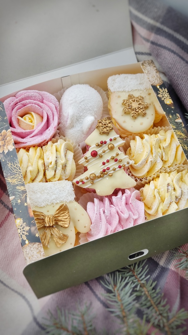 Женщины любят ушами, но путь к сердцу лежит через желудок не только у мужчин. Оружие похлеще комплимента — коробочка с легким, вкусным и красивым десертом. Например, в виде цветка. Кондитер из Владимира Ольга Красоткина как раз создает настоящие зефирные шедевры, способные покорить любого сластену и ценителя прекрасного.