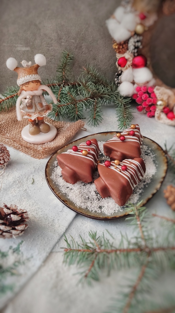 Женщины любят ушами, но путь к сердцу лежит через желудок не только у мужчин. Оружие похлеще комплимента — коробочка с легким, вкусным и красивым десертом. Например, в виде цветка. Кондитер из Владимира Ольга Красоткина как раз создает настоящие зефирные шедевры, способные покорить любого сластену и ценителя прекрасного.