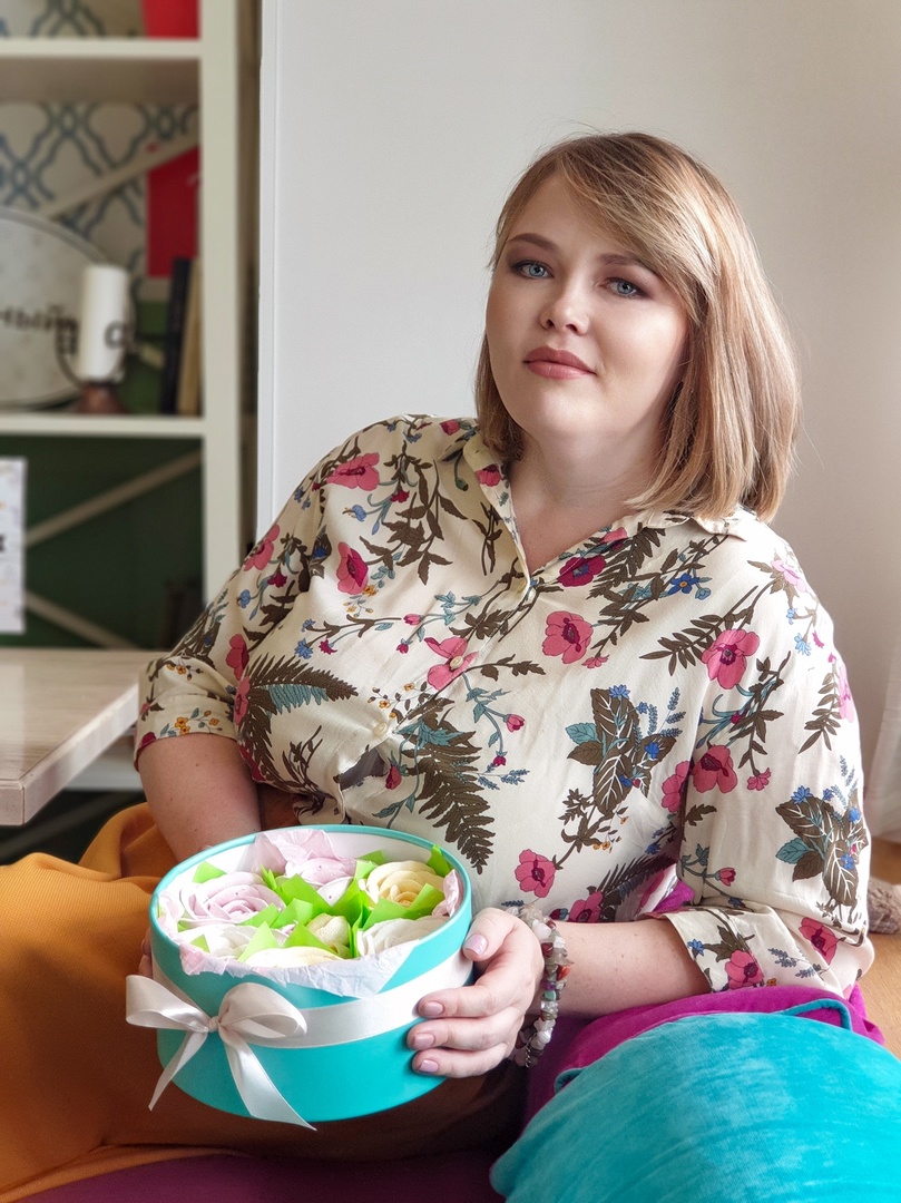 Женщины любят ушами, но путь к сердцу лежит через желудок не только у мужчин. Оружие похлеще комплимента — коробочка с легким, вкусным и красивым десертом. Например, в виде цветка. Кондитер из Владимира Ольга Красоткина как раз создает настоящие зефирные шедевры, способные покорить любого сластену и ценителя прекрасного.