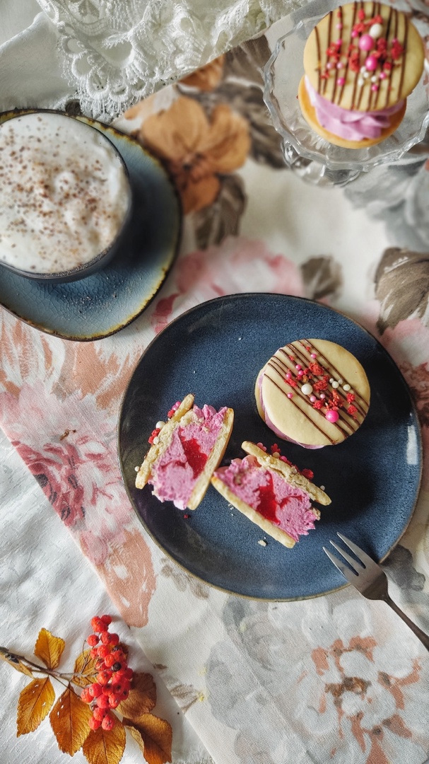 Женщины любят ушами, но путь к сердцу лежит через желудок не только у мужчин. Оружие похлеще комплимента — коробочка с легким, вкусным и красивым десертом. Например, в виде цветка. Кондитер из Владимира Ольга Красоткина как раз создает настоящие зефирные шедевры, способные покорить любого сластену и ценителя прекрасного.