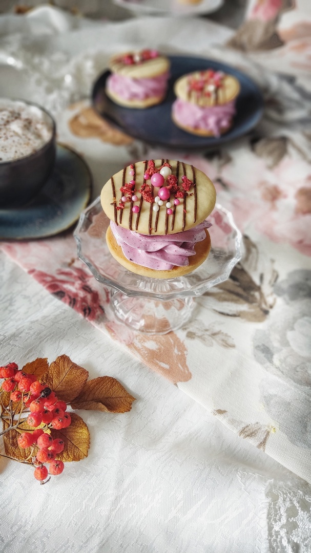 Женщины любят ушами, но путь к сердцу лежит через желудок не только у мужчин. Оружие похлеще комплимента — коробочка с легким, вкусным и красивым десертом. Например, в виде цветка. Кондитер из Владимира Ольга Красоткина как раз создает настоящие зефирные шедевры, способные покорить любого сластену и ценителя прекрасного.