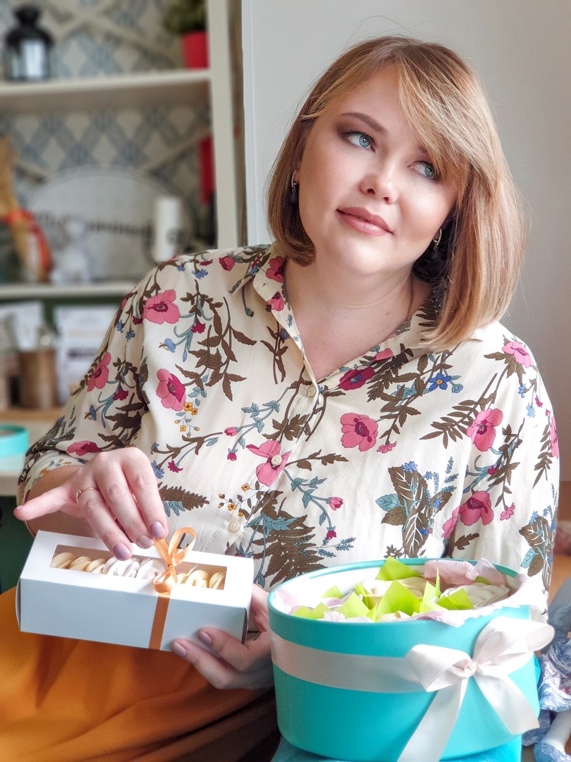 Женщины любят ушами, но путь к сердцу лежит через желудок не только у мужчин. Оружие похлеще комплимента — коробочка с легким, вкусным и красивым десертом. Например, в виде цветка. Кондитер из Владимира Ольга Красоткина как раз создает настоящие зефирные шедевры, способные покорить любого сластену и ценителя прекрасного.