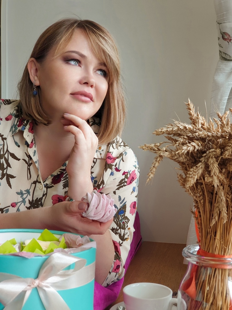 Женщины любят ушами, но путь к сердцу лежит через желудок не только у мужчин. Оружие похлеще комплимента — коробочка с легким, вкусным и красивым десертом. Например, в виде цветка. Кондитер из Владимира Ольга Красоткина как раз создает настоящие зефирные шедевры, способные покорить любого сластену и ценителя прекрасного.