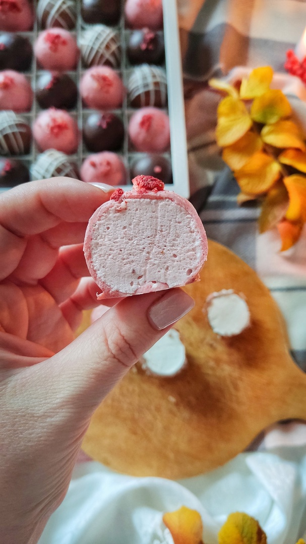 Женщины любят ушами, но путь к сердцу лежит через желудок не только у мужчин. Оружие похлеще комплимента — коробочка с легким, вкусным и красивым десертом. Например, в виде цветка. Кондитер из Владимира Ольга Красоткина как раз создает настоящие зефирные шедевры, способные покорить любого сластену и ценителя прекрасного.