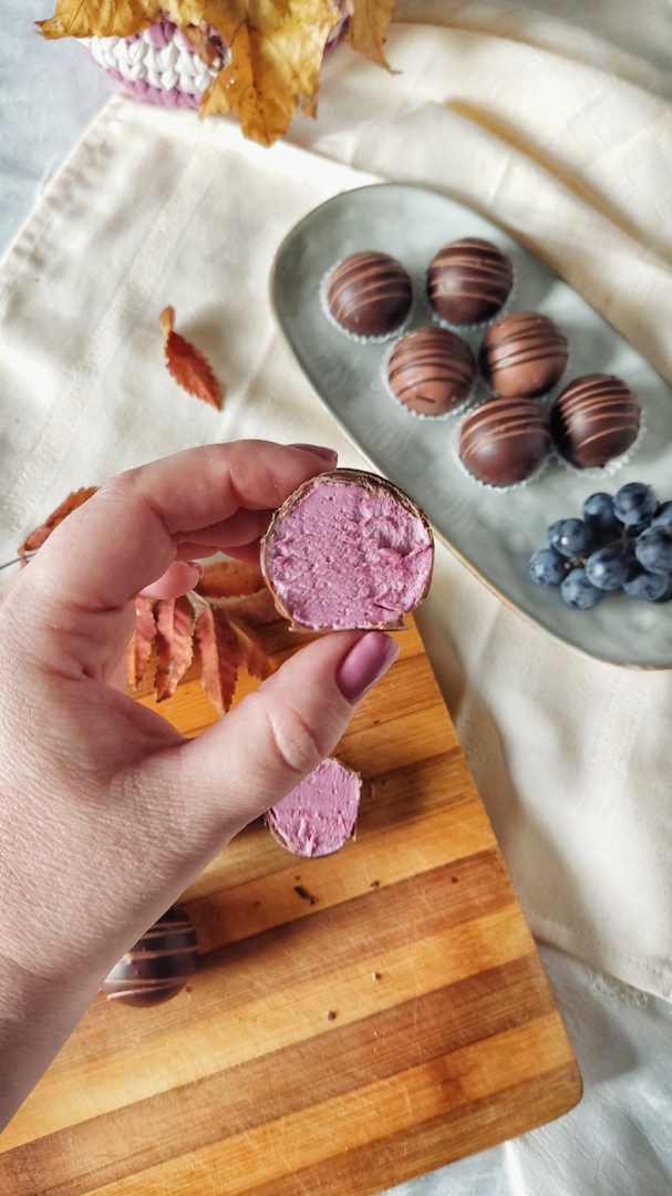 Женщины любят ушами, но путь к сердцу лежит через желудок не только у мужчин. Оружие похлеще комплимента — коробочка с легким, вкусным и красивым десертом. Например, в виде цветка. Кондитер из Владимира Ольга Красоткина как раз создает настоящие зефирные шедевры, способные покорить любого сластену и ценителя прекрасного.