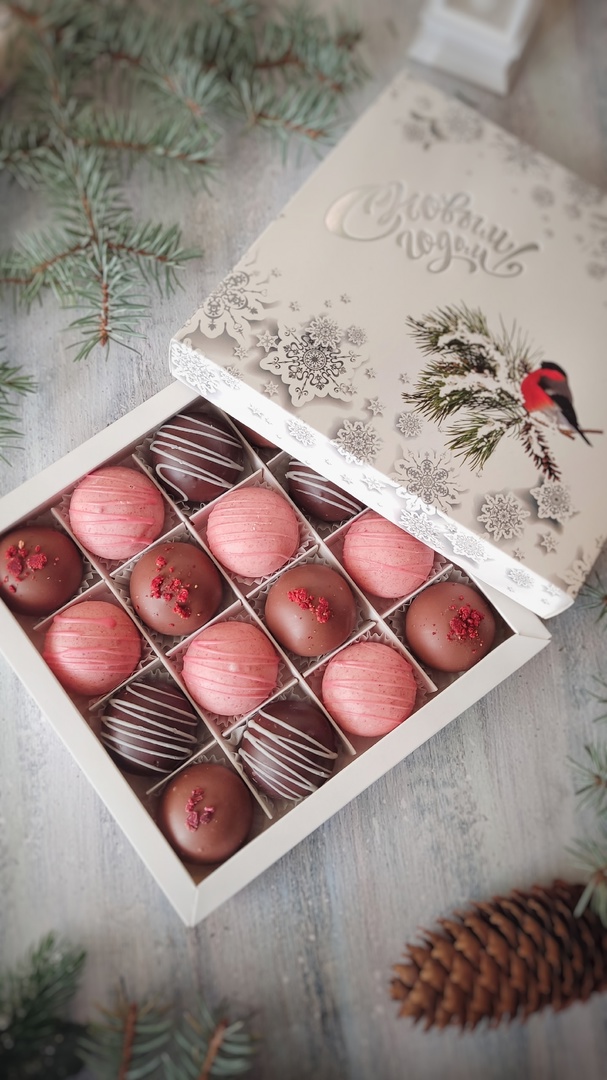 Женщины любят ушами, но путь к сердцу лежит через желудок не только у мужчин. Оружие похлеще комплимента — коробочка с легким, вкусным и красивым десертом. Например, в виде цветка. Кондитер из Владимира Ольга Красоткина как раз создает настоящие зефирные шедевры, способные покорить любого сластену и ценителя прекрасного.