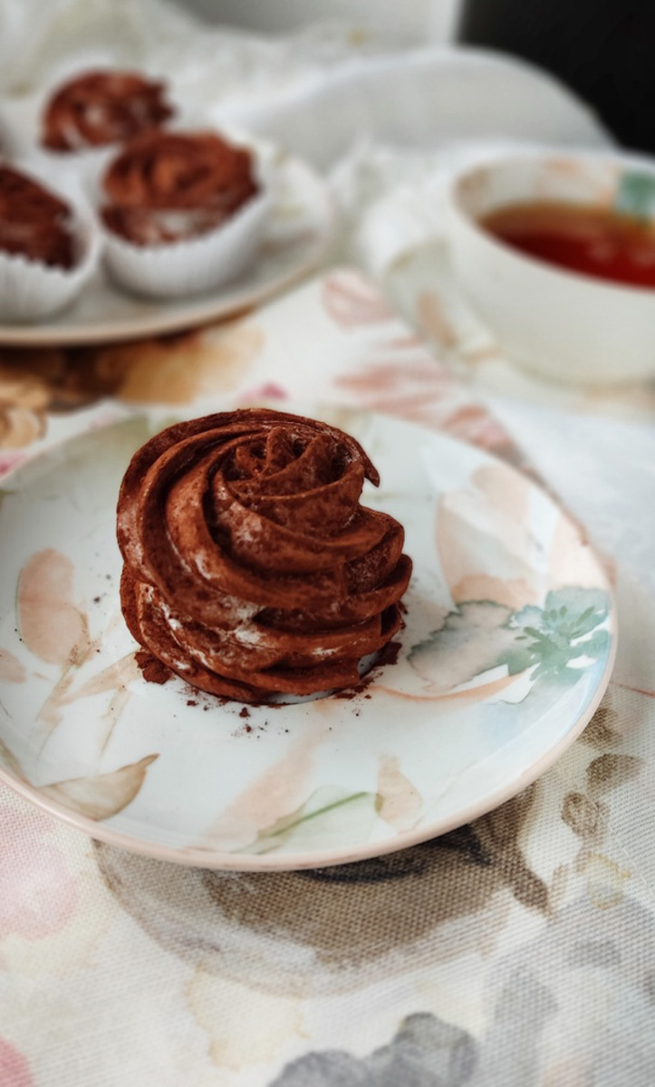 Женщины любят ушами, но путь к сердцу лежит через желудок не только у мужчин. Оружие похлеще комплимента — коробочка с легким, вкусным и красивым десертом. Например, в виде цветка. Кондитер из Владимира Ольга Красоткина как раз создает настоящие зефирные шедевры, способные покорить любого сластену и ценителя прекрасного.