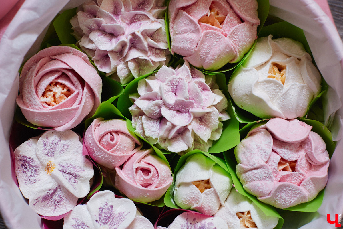 Женщины любят ушами, но путь к сердцу лежит через желудок не только у мужчин. Оружие похлеще комплимента — коробочка с легким, вкусным и красивым десертом. Например, в виде цветка. Кондитер из Владимира Ольга Красоткина как раз создает настоящие зефирные шедевры, способные покорить любого сластену и ценителя прекрасного.