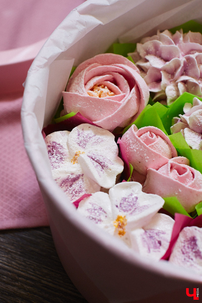 Женщины любят ушами, но путь к сердцу лежит через желудок не только у мужчин. Оружие похлеще комплимента — коробочка с легким, вкусным и красивым десертом. Например, в виде цветка. Кондитер из Владимира Ольга Красоткина как раз создает настоящие зефирные шедевры, способные покорить любого сластену и ценителя прекрасного.