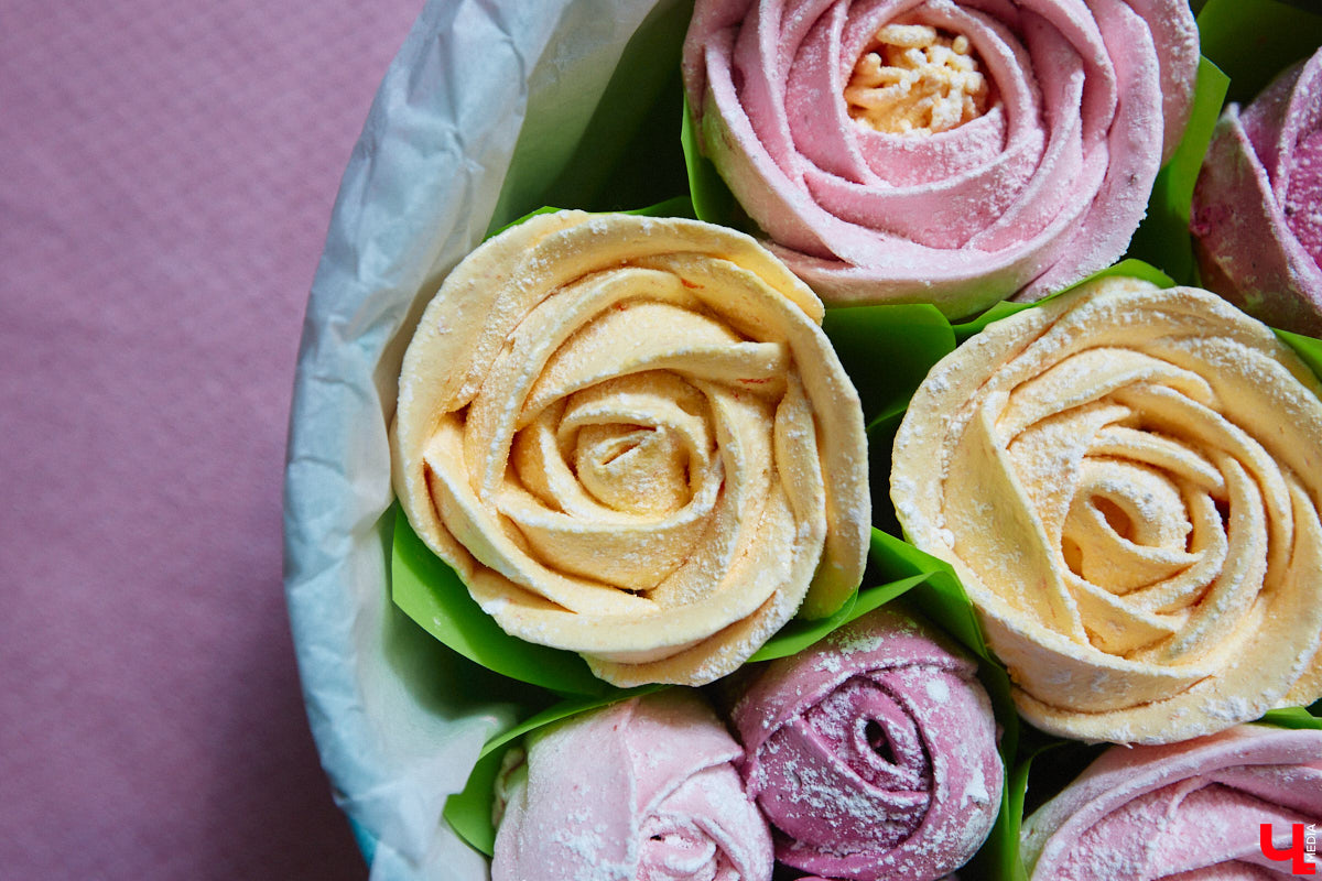 Женщины любят ушами, но путь к сердцу лежит через желудок не только у мужчин. Оружие похлеще комплимента — коробочка с легким, вкусным и красивым десертом. Например, в виде цветка. Кондитер из Владимира Ольга Красоткина как раз создает настоящие зефирные шедевры, способные покорить любого сластену и ценителя прекрасного.