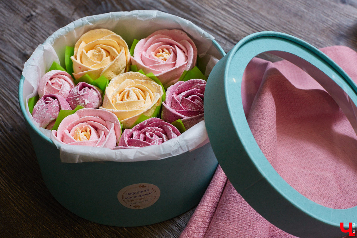 Женщины любят ушами, но путь к сердцу лежит через желудок не только у мужчин. Оружие похлеще комплимента — коробочка с легким, вкусным и красивым десертом. Например, в виде цветка. Кондитер из Владимира Ольга Красоткина как раз создает настоящие зефирные шедевры, способные покорить любого сластену и ценителя прекрасного.