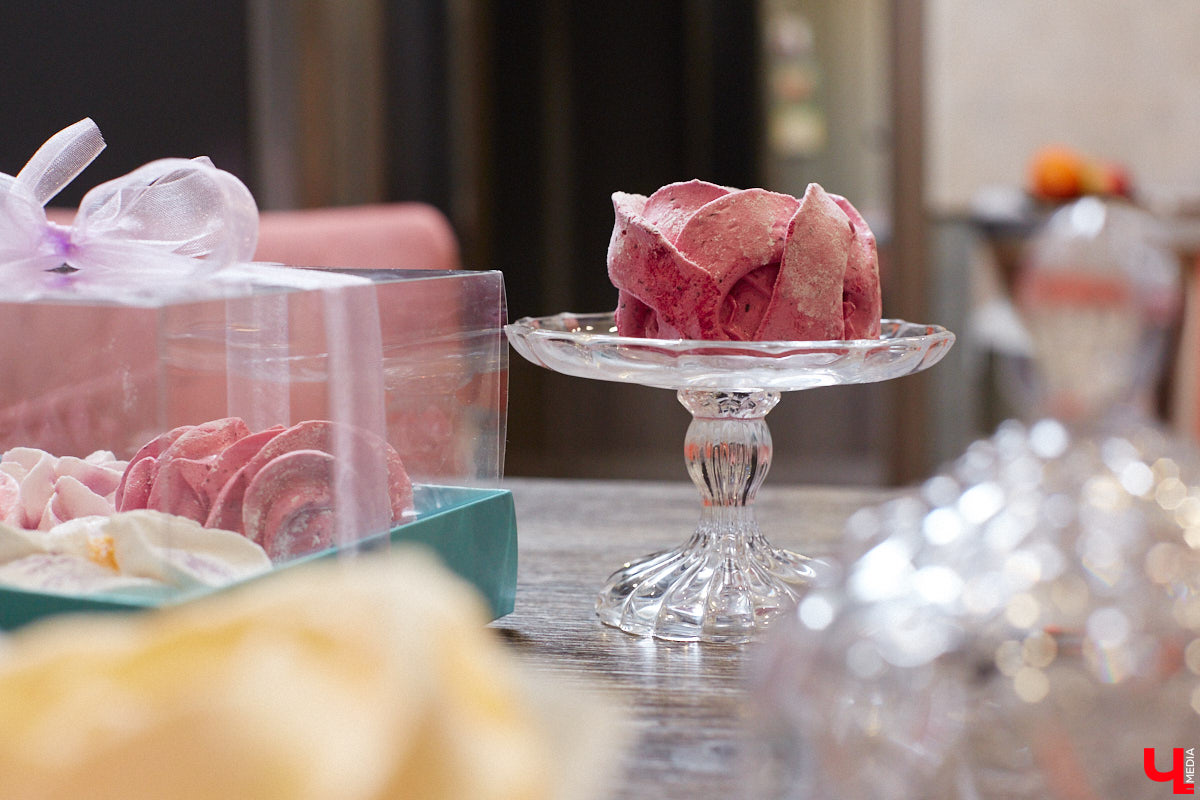 Женщины любят ушами, но путь к сердцу лежит через желудок не только у мужчин. Оружие похлеще комплимента — коробочка с легким, вкусным и красивым десертом. Например, в виде цветка. Кондитер из Владимира Ольга Красоткина как раз создает настоящие зефирные шедевры, способные покорить любого сластену и ценителя прекрасного.