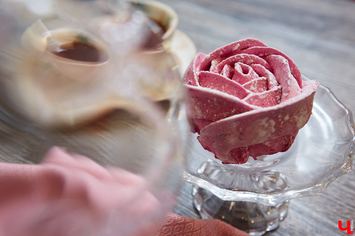 Женщины любят ушами, но путь к сердцу лежит через желудок не только у мужчин. Оружие похлеще комплимента — коробочка с легким, вкусным и красивым десертом. Например, в виде цветка. Кондитер из Владимира Ольга Красоткина как раз создает настоящие зефирные шедевры, способные покорить любого сластену и ценителя прекрасного.