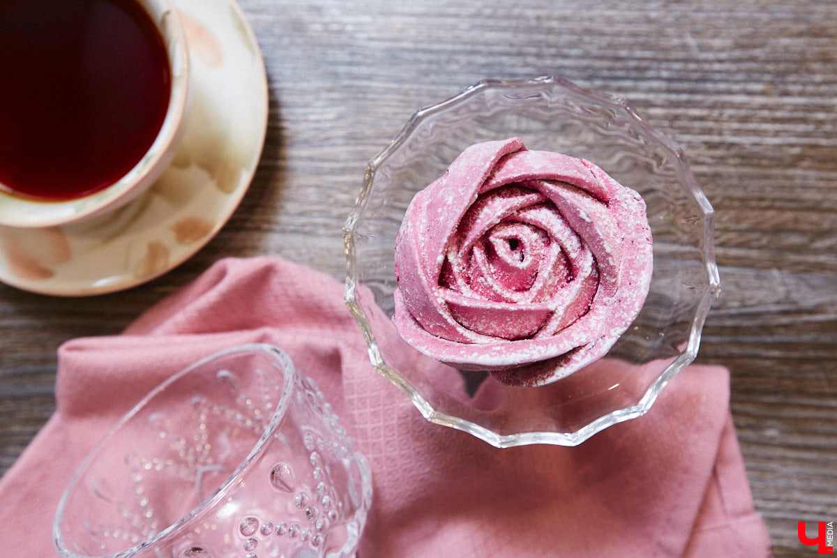 Женщины любят ушами, но путь к сердцу лежит через желудок не только у мужчин. Оружие похлеще комплимента — коробочка с легким, вкусным и красивым десертом. Например, в виде цветка. Кондитер из Владимира Ольга Красоткина как раз создает настоящие зефирные шедевры, способные покорить любого сластену и ценителя прекрасного.