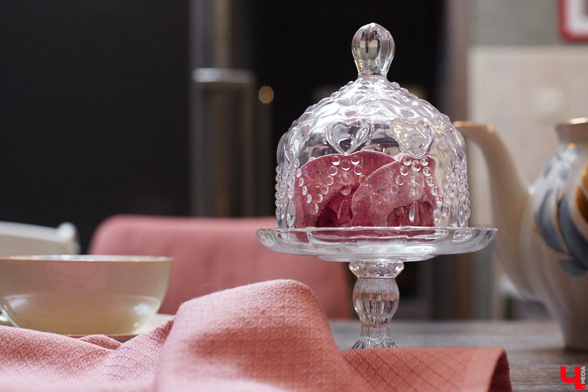 Женщины любят ушами, но путь к сердцу лежит через желудок не только у мужчин. Оружие похлеще комплимента — коробочка с легким, вкусным и красивым десертом. Например, в виде цветка. Кондитер из Владимира Ольга Красоткина как раз создает настоящие зефирные шедевры, способные покорить любого сластену и ценителя прекрасного.