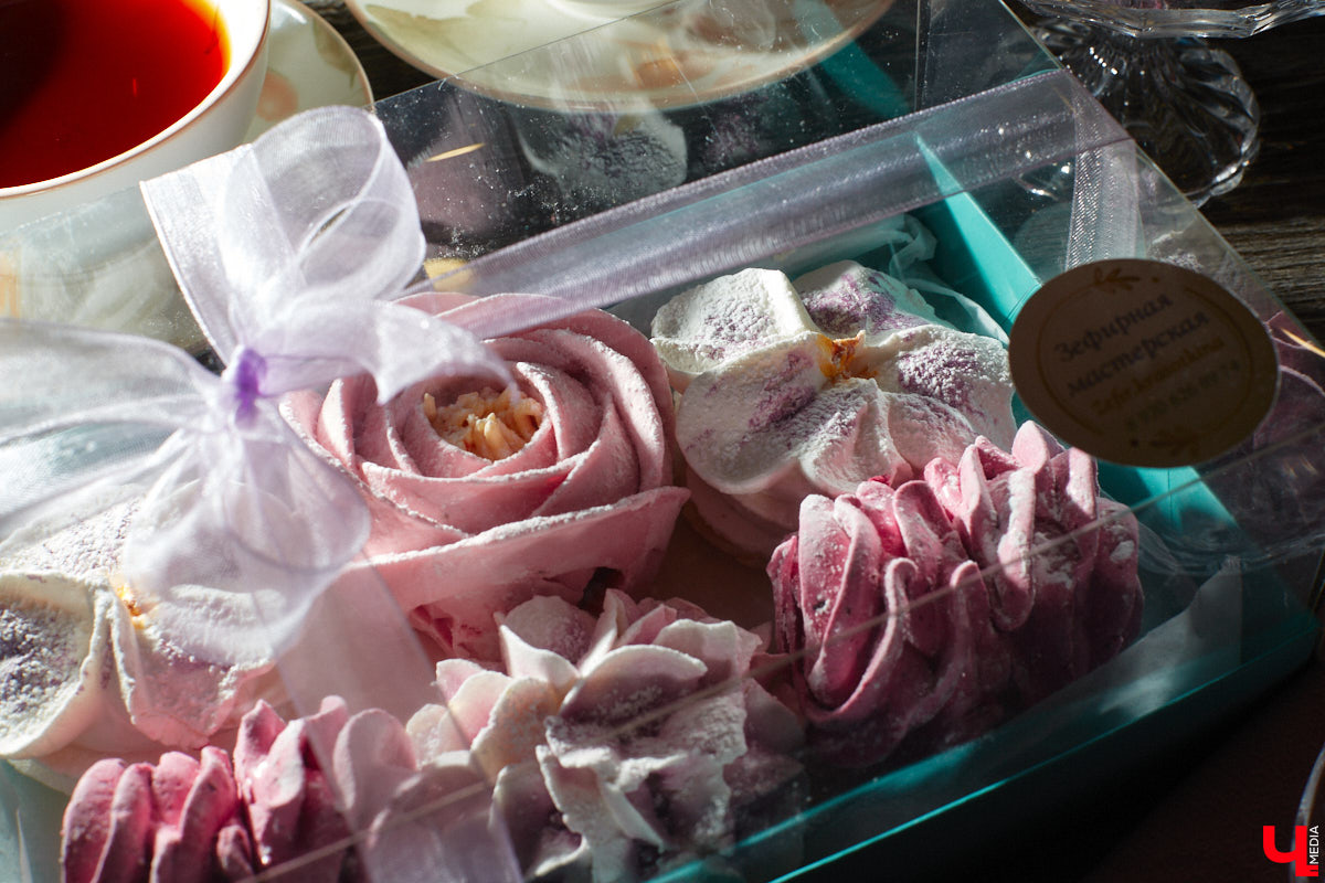 Женщины любят ушами, но путь к сердцу лежит через желудок не только у мужчин. Оружие похлеще комплимента — коробочка с легким, вкусным и красивым десертом. Например, в виде цветка. Кондитер из Владимира Ольга Красоткина как раз создает настоящие зефирные шедевры, способные покорить любого сластену и ценителя прекрасного.