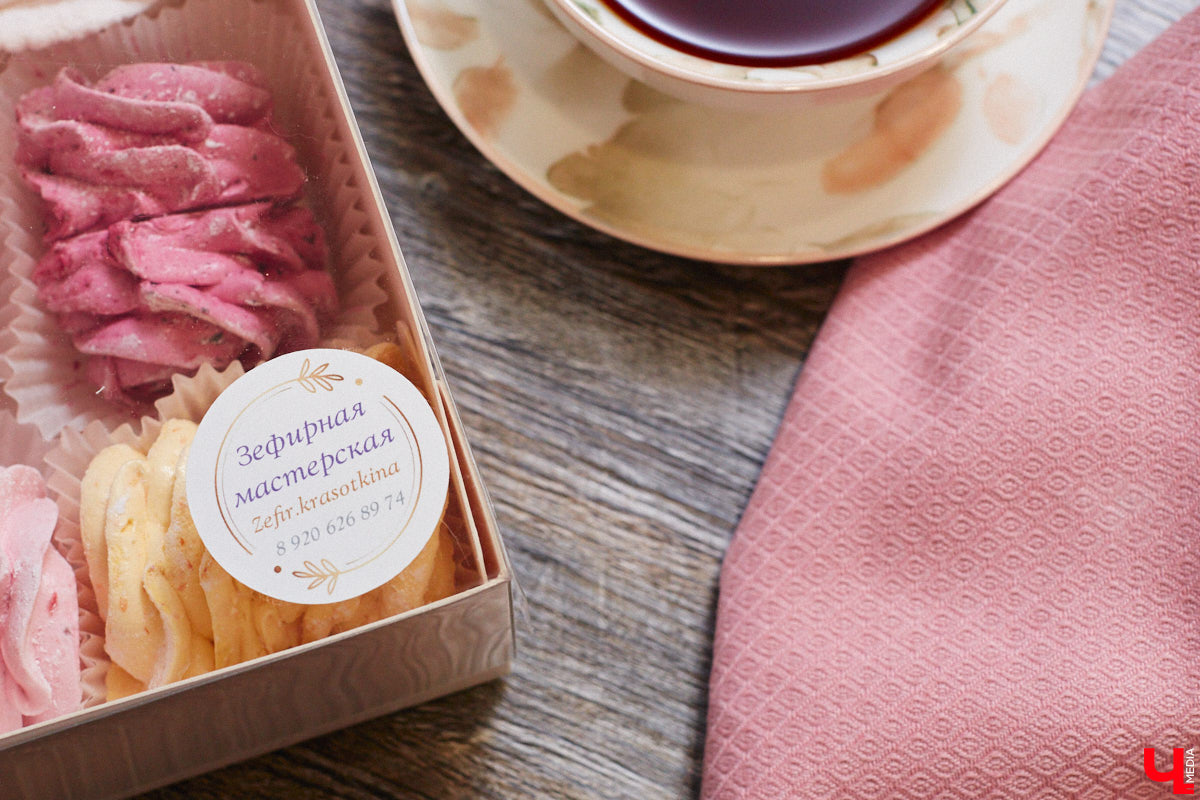 Женщины любят ушами, но путь к сердцу лежит через желудок не только у мужчин. Оружие похлеще комплимента — коробочка с легким, вкусным и красивым десертом. Например, в виде цветка. Кондитер из Владимира Ольга Красоткина как раз создает настоящие зефирные шедевры, способные покорить любого сластену и ценителя прекрасного.