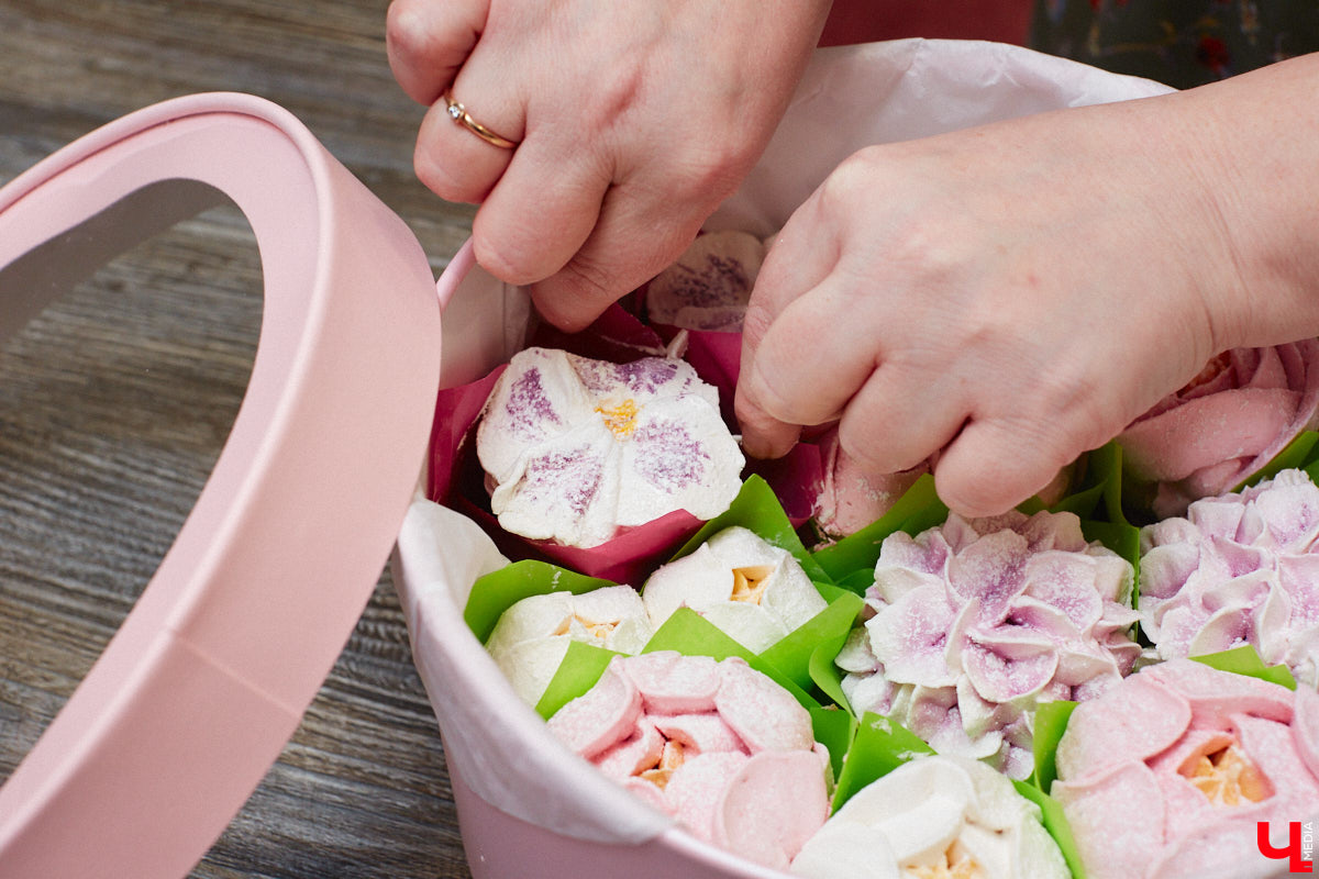 Женщины любят ушами, но путь к сердцу лежит через желудок не только у мужчин. Оружие похлеще комплимента — коробочка с легким, вкусным и красивым десертом. Например, в виде цветка. Кондитер из Владимира Ольга Красоткина как раз создает настоящие зефирные шедевры, способные покорить любого сластену и ценителя прекрасного.