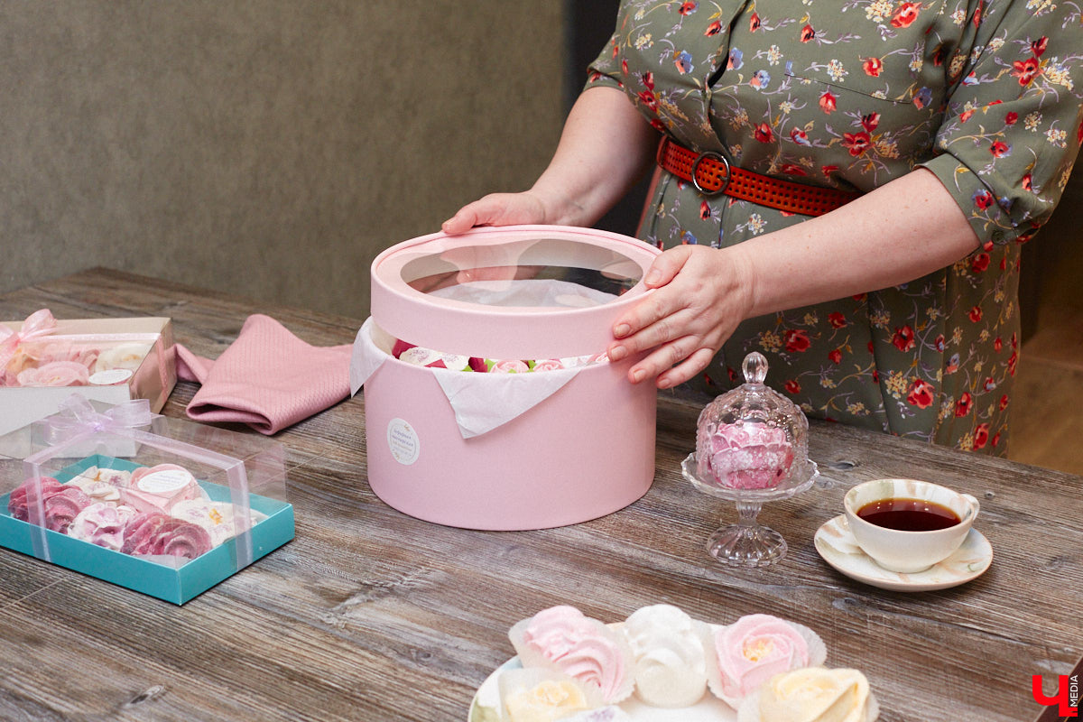 Женщины любят ушами, но путь к сердцу лежит через желудок не только у мужчин. Оружие похлеще комплимента — коробочка с легким, вкусным и красивым десертом. Например, в виде цветка. Кондитер из Владимира Ольга Красоткина как раз создает настоящие зефирные шедевры, способные покорить любого сластену и ценителя прекрасного.