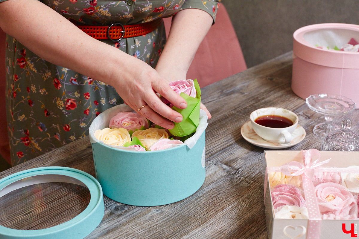 Женщины любят ушами, но путь к сердцу лежит через желудок не только у мужчин. Оружие похлеще комплимента — коробочка с легким, вкусным и красивым десертом. Например, в виде цветка. Кондитер из Владимира Ольга Красоткина как раз создает настоящие зефирные шедевры, способные покорить любого сластену и ценителя прекрасного.