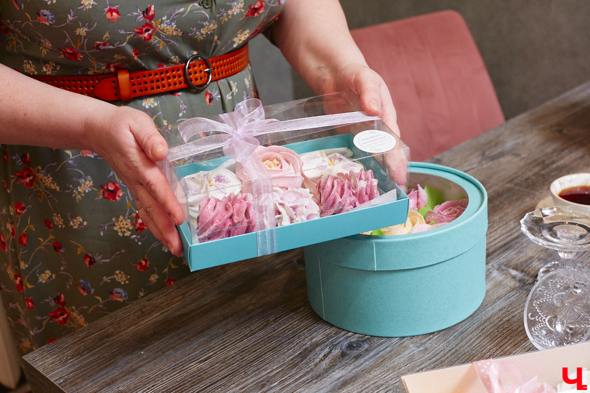 Женщины любят ушами, но путь к сердцу лежит через желудок не только у мужчин. Оружие похлеще комплимента — коробочка с легким, вкусным и красивым десертом. Например, в виде цветка. Кондитер из Владимира Ольга Красоткина как раз создает настоящие зефирные шедевры, способные покорить любого сластену и ценителя прекрасного.