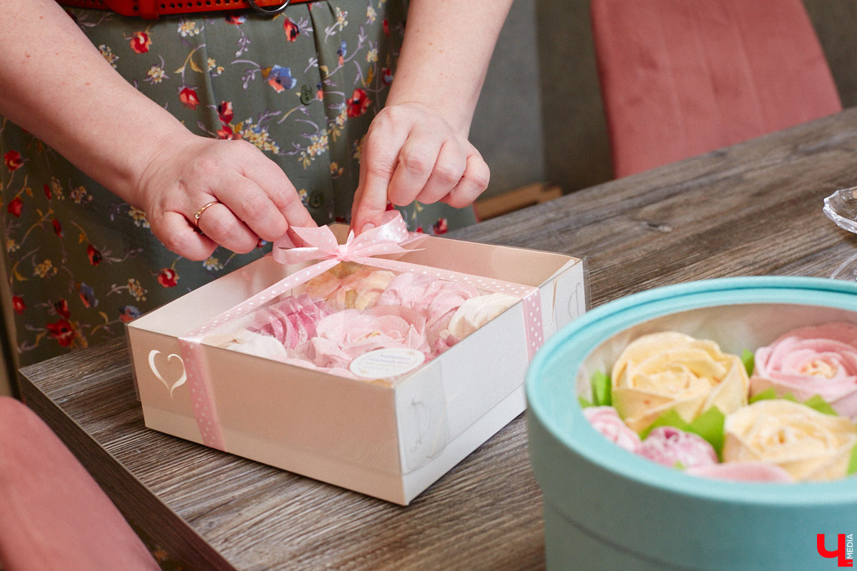 Женщины любят ушами, но путь к сердцу лежит через желудок не только у мужчин. Оружие похлеще комплимента — коробочка с легким, вкусным и красивым десертом. Например, в виде цветка. Кондитер из Владимира Ольга Красоткина как раз создает настоящие зефирные шедевры, способные покорить любого сластену и ценителя прекрасного.