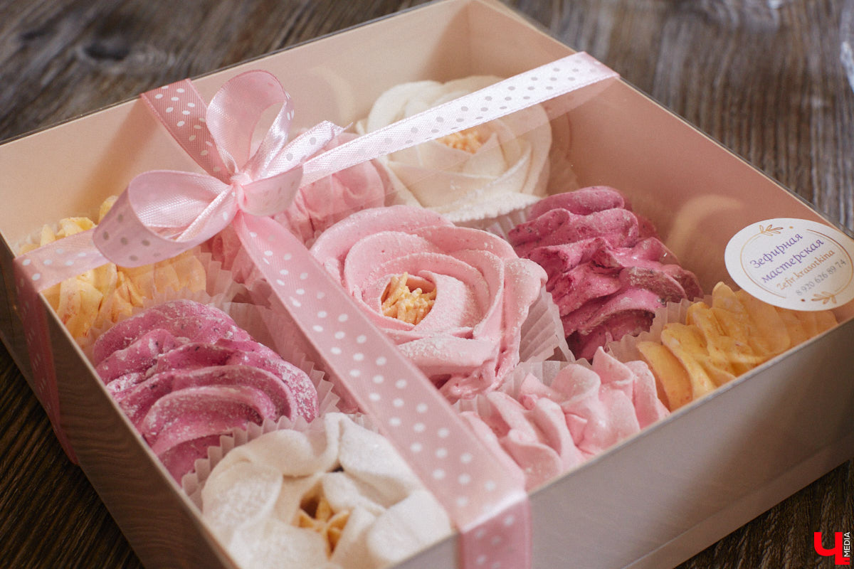 Женщины любят ушами, но путь к сердцу лежит через желудок не только у мужчин. Оружие похлеще комплимента — коробочка с легким, вкусным и красивым десертом. Например, в виде цветка. Кондитер из Владимира Ольга Красоткина как раз создает настоящие зефирные шедевры, способные покорить любого сластену и ценителя прекрасного.