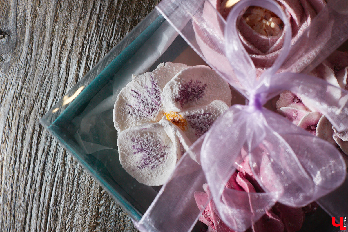 Женщины любят ушами, но путь к сердцу лежит через желудок не только у мужчин. Оружие похлеще комплимента — коробочка с легким, вкусным и красивым десертом. Например, в виде цветка. Кондитер из Владимира Ольга Красоткина как раз создает настоящие зефирные шедевры, способные покорить любого сластену и ценителя прекрасного.