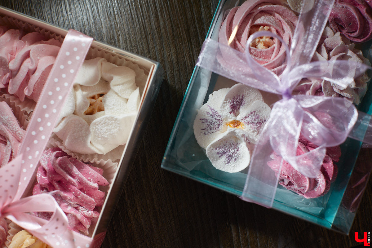 Женщины любят ушами, но путь к сердцу лежит через желудок не только у мужчин. Оружие похлеще комплимента — коробочка с легким, вкусным и красивым десертом. Например, в виде цветка. Кондитер из Владимира Ольга Красоткина как раз создает настоящие зефирные шедевры, способные покорить любого сластену и ценителя прекрасного.