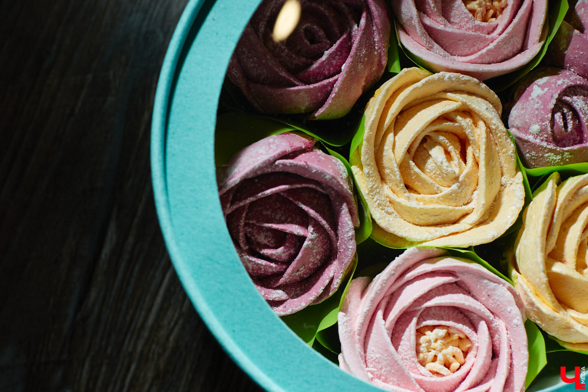 Женщины любят ушами, но путь к сердцу лежит через желудок не только у мужчин. Оружие похлеще комплимента — коробочка с легким, вкусным и красивым десертом. Например, в виде цветка. Кондитер из Владимира Ольга Красоткина как раз создает настоящие зефирные шедевры, способные покорить любого сластену и ценителя прекрасного.