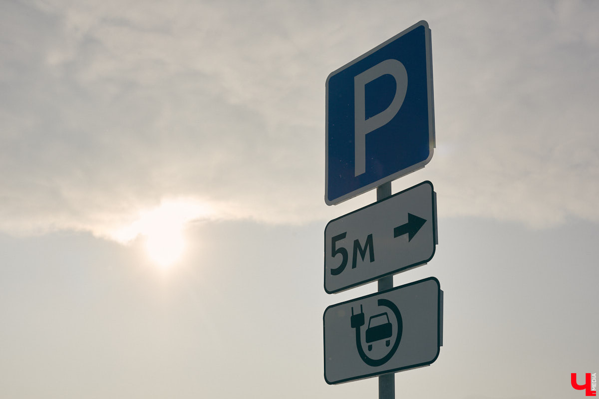 Мечты владимирских владельцев электрокаров и гибридов начали сбываться с небывалой скоростью. На днях в городе открылась еще одна станция быстрой зарядки. На этот раз установили ее на парковке у гипермаркета «Глобус». Желтую, похожую на миньона станцию видно издалека. Что это событие означает для туристов и владельцев «зеленого» транспорта из Владимира, читайте в нашем материале.