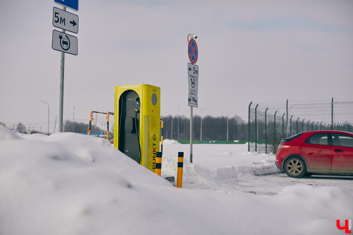 Мечты владимирских владельцев электрокаров и гибридов начали сбываться с небывалой скоростью. На днях в городе открылась еще одна станция быстрой зарядки. На этот раз установили ее на парковке у гипермаркета «Глобус». Желтую, похожую на миньона станцию видно издалека. Что это событие означает для туристов и владельцев «зеленого» транспорта из Владимира, читайте в нашем материале.