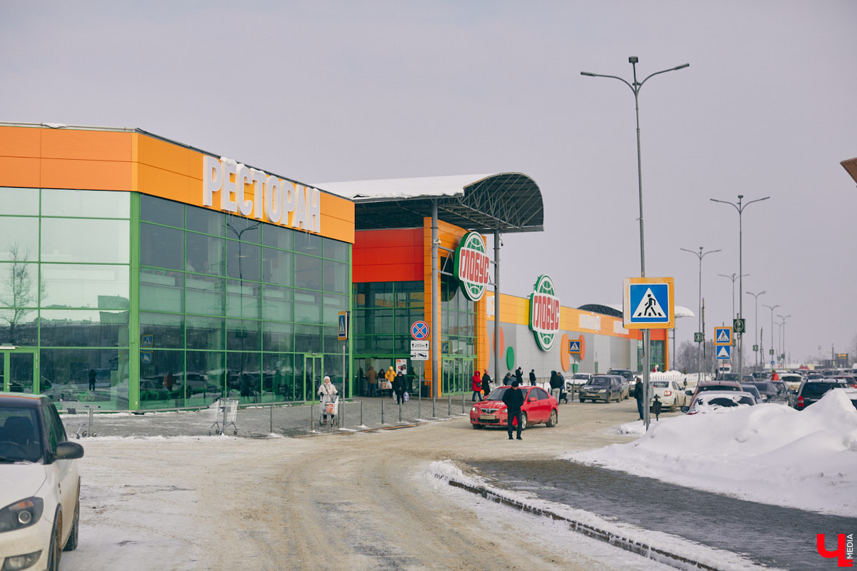 Мечты владимирских владельцев электрокаров и гибридов начали сбываться с небывалой скоростью. На днях в городе открылась еще одна станция быстрой зарядки. На этот раз установили ее на парковке у гипермаркета «Глобус». Желтую, похожую на миньона станцию видно издалека. Что это событие означает для туристов и владельцев «зеленого» транспорта из Владимира, читайте в нашем материале.