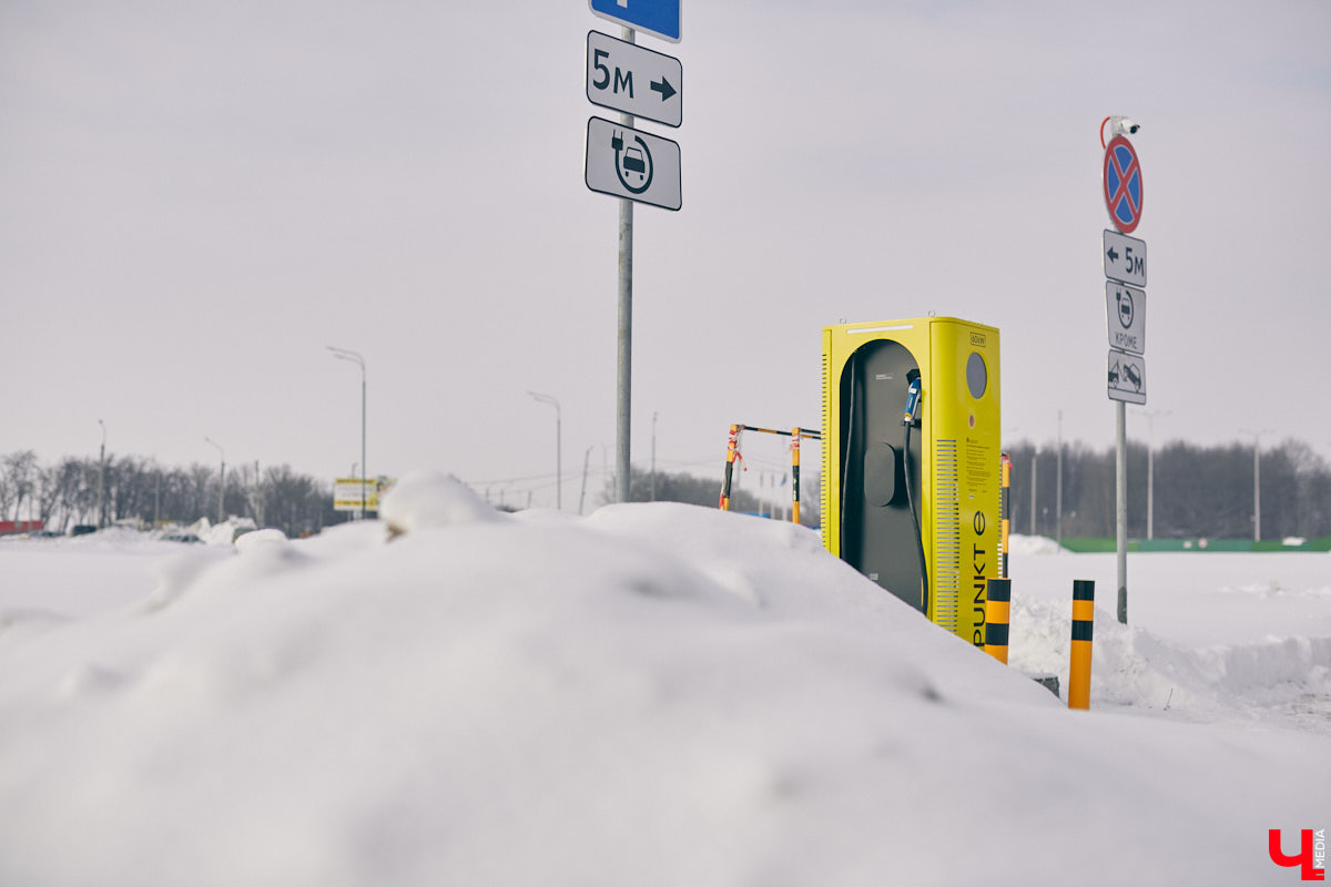 Мечты владимирских владельцев электрокаров и гибридов начали сбываться с небывалой скоростью. На днях в городе открылась еще одна станция быстрой зарядки. На этот раз установили ее на парковке у гипермаркета «Глобус». Желтую, похожую на миньона станцию видно издалека. Что это событие означает для туристов и владельцев «зеленого» транспорта из Владимира, читайте в нашем материале.
