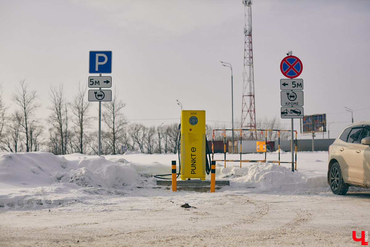 Мечты владимирских владельцев электрокаров и гибридов начали сбываться с небывалой скоростью. На днях в городе открылась еще одна станция быстрой зарядки. На этот раз установили ее на парковке у гипермаркета «Глобус». Желтую, похожую на миньона станцию видно издалека. Что это событие означает для туристов и владельцев «зеленого» транспорта из Владимира, читайте в нашем материале.