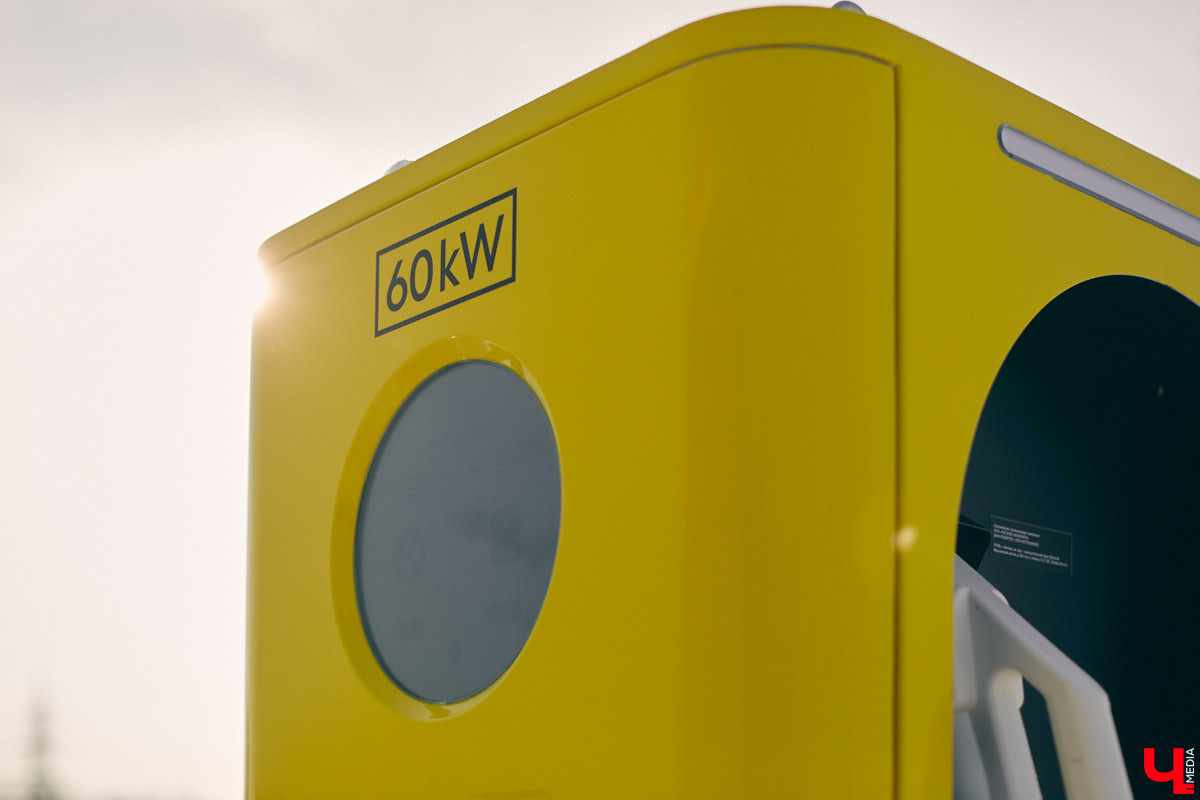 Мечты владимирских владельцев электрокаров и гибридов начали сбываться с небывалой скоростью. На днях в городе открылась еще одна станция быстрой зарядки. На этот раз установили ее на парковке у гипермаркета «Глобус». Желтую, похожую на миньона станцию видно издалека. Что это событие означает для туристов и владельцев «зеленого» транспорта из Владимира, читайте в нашем материале.