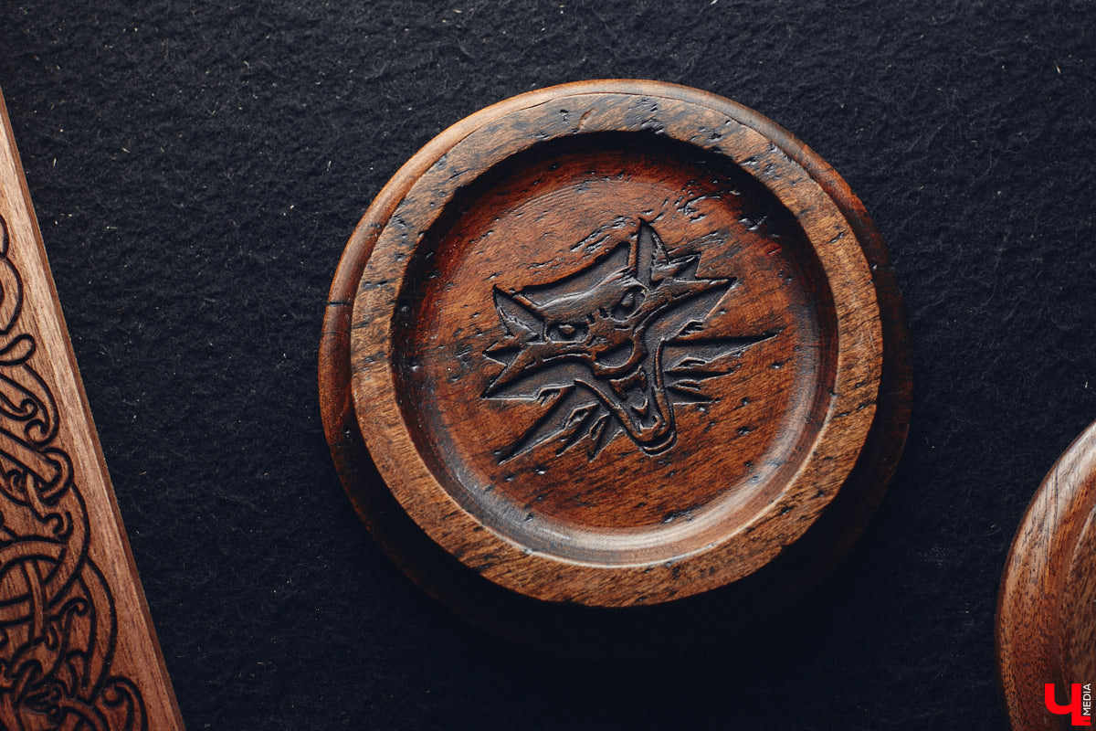 Вдохновился предложением подписчика, полночи размышлял и наутро смастерил невиданный музыкальный инструмент. Как-то так происходят открытия в XXI веке! Рассматриваем электроакустическую бас-лиру владимирского создателя скандинавских музыкальных инструментов Юрия Пичуева и предполагаем, где уникальное изобретение можно применить.