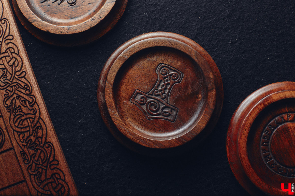 Вдохновился предложением подписчика, полночи размышлял и наутро смастерил невиданный музыкальный инструмент. Как-то так происходят открытия в XXI веке! Рассматриваем электроакустическую бас-лиру владимирского создателя скандинавских музыкальных инструментов Юрия Пичуева и предполагаем, где уникальное изобретение можно применить.