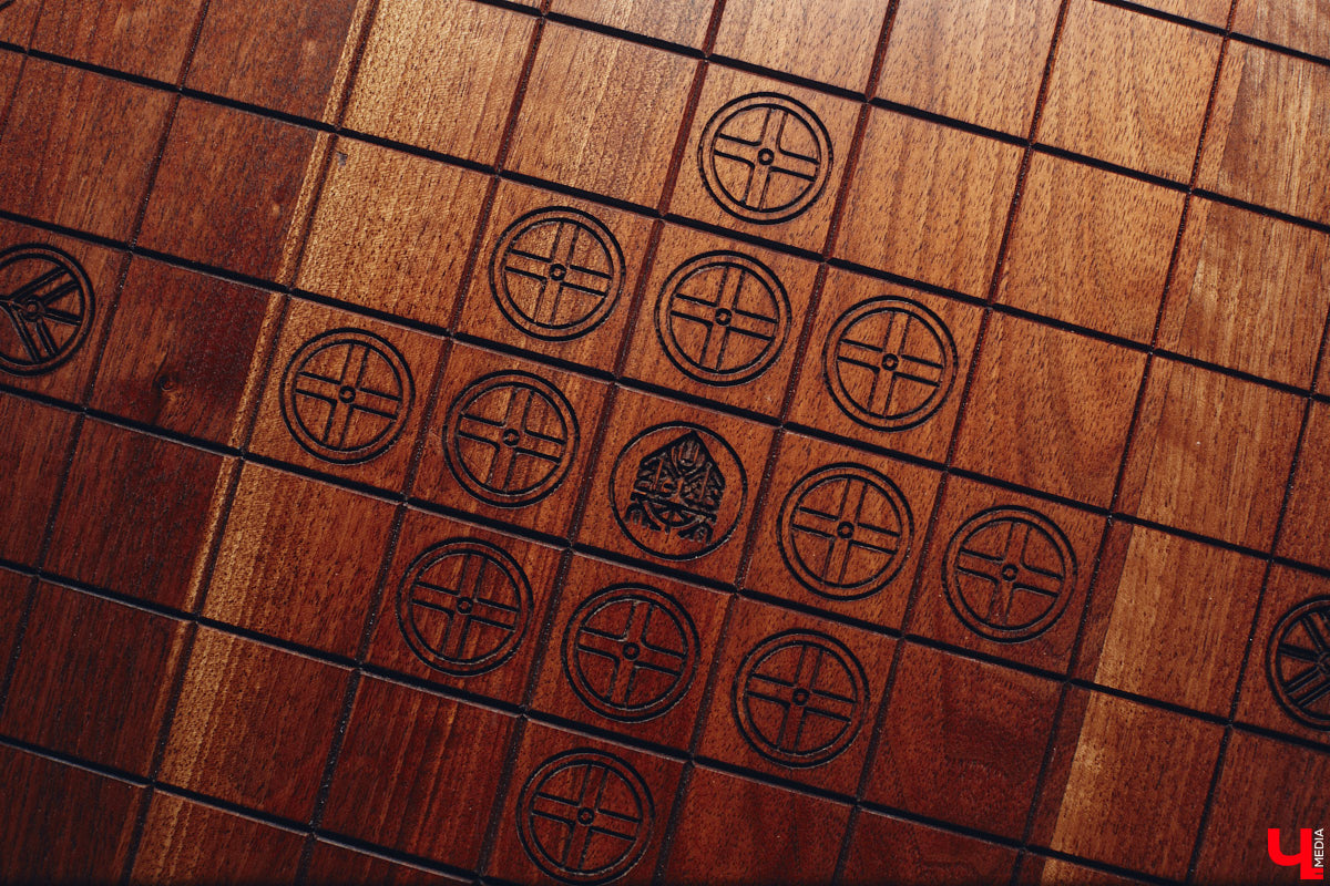 Вдохновился предложением подписчика, полночи размышлял и наутро смастерил невиданный музыкальный инструмент. Как-то так происходят открытия в XXI веке! Рассматриваем электроакустическую бас-лиру владимирского создателя скандинавских музыкальных инструментов Юрия Пичуева и предполагаем, где уникальное изобретение можно применить.