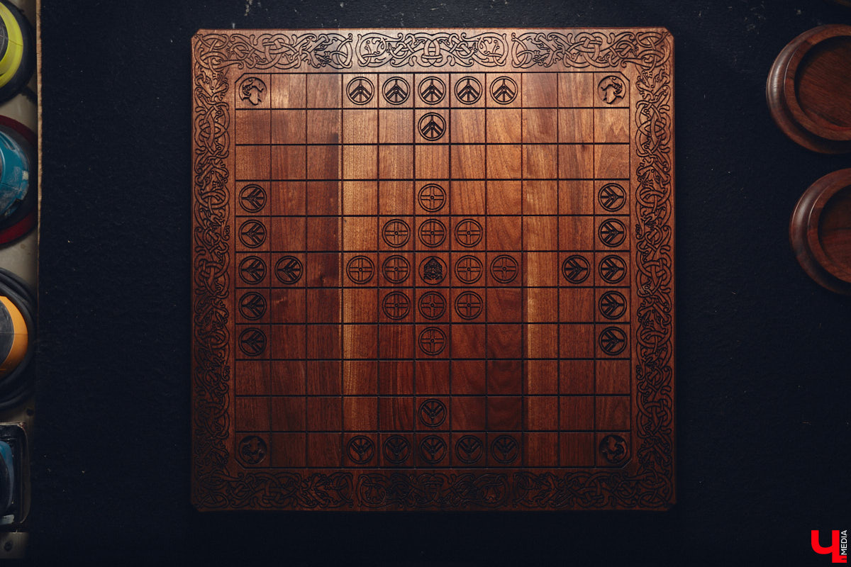 Вдохновился предложением подписчика, полночи размышлял и наутро смастерил невиданный музыкальный инструмент. Как-то так происходят открытия в XXI веке! Рассматриваем электроакустическую бас-лиру владимирского создателя скандинавских музыкальных инструментов Юрия Пичуева и предполагаем, где уникальное изобретение можно применить.